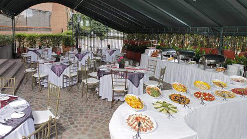 Plazoleta de banderas Hotel ESTELAR La Fontana Bogotá